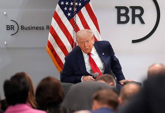 도널드 트럼프 미국 대통령이 11일 워싱턴의 비즈니스 라운드테이블 본사에서 열린 비즈니스 라운드테이블 회의에서 연설하고 있다. AFP 연합뉴스