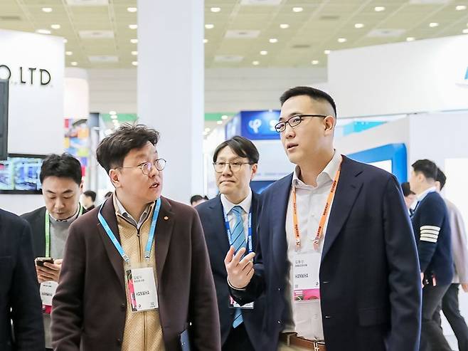 김동선 한화세미텍 미래비전총괄 부사장(앞줄 오른쪽)이 19일 서울 코엑스에서 열린 '세미콘코리아 2025'를 찾아 부스를 돌며 반도체 기술 현황을 점검하고 있다. 한화세미텍 제공