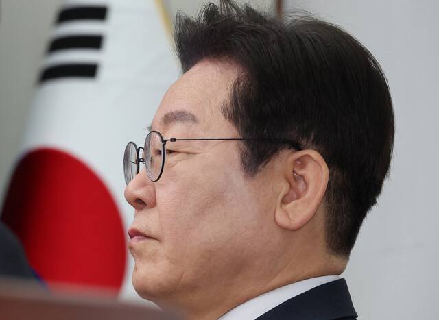 이재명 더불어민주당 대표가 12일 서울 여의도 국회에서 열린 최고위원회의에 참석, 생각에 잠겨 있다. 연합뉴스