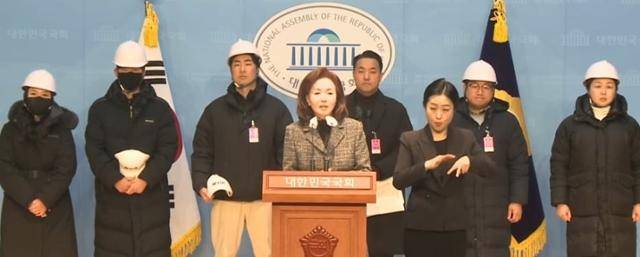 김민전 국민의힘 의원이 지난 1월 9일 국회에서 '백골단'을 자처하는 반공청년단 기자회견을 주선해주고 있다. 유튜브 캡처