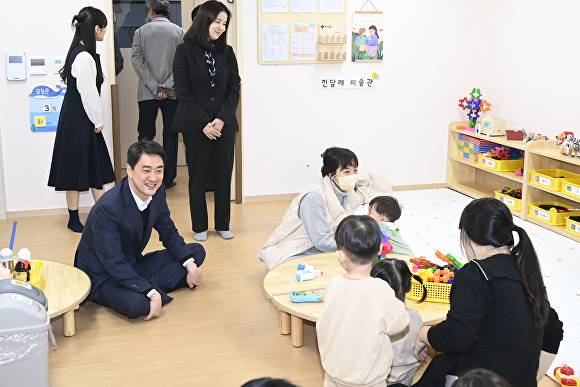 지난해 달성군 화원,유가읍 국공립어린이집 개원을 맞아 최재훈 달성군수(왼쪽)가 어린이집을 찾아 원생과 교사들을 격려하고 있다 [사진=달성군]