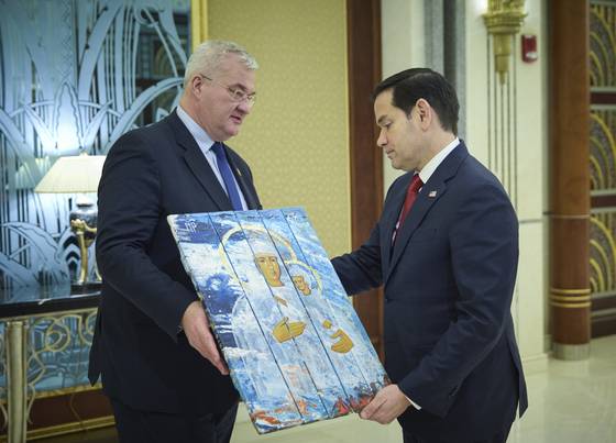 11일(현지시간) 사우디아라비아 제다에서 열린 미국과 우크라이나의 고위급 회담에서 안드리 시비하 우크라이나 외무장관(왼쪽)이 마코 루비오 미국 국무장관에게 탄약상자에 그린 성화를 전달하고 있다. EPA=연합뉴스