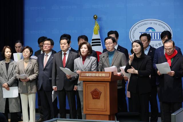 ▲ 지난 2월 28일 서울 여의도 국회 소통관에서 나경원 의원 등 국민의힘 의원들이 ‘헌정질서·법치주의 수호 및 사회안정·국민통합을 위한 헌법·법률·양심에 따른 공정한 평의 촉구 탄원’ 기자회견을 하고 있다. 연합뉴스