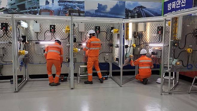 한국폴리텍대 석유화학공정기술교육원에서 학생들이 석유화학 공정운전, 유지보수, 공정제어, 공정안전 등에 대한 실습교육을 받고 있다. 석유화학공정기술교육원 제공