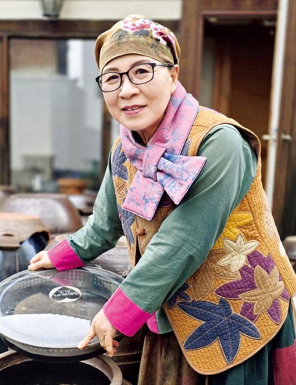 약선 요리 정영숙 명인이 자신이 운영하는 한식당 정림에서 직접 담근 장이 담긴 항아리를 열어 보이고 있다