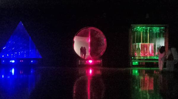 지난 6일 부산 사하구 부산현대미술관에서 하는 ‘백남준, 백남준, 그리고 백남준’ 전을 찾은 관람객들이 ‘천지인’이라는 별칭으로 불리는 레이저 작품 ‘삼원소’(1999)를 감상하고 있다. 16일 전시 종료를 앞둔 국내 미술관 역대 최대 규모 백남준 개인전에 관람객이 몰리고 있다.