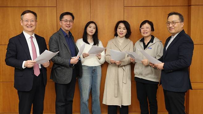 지난달 27일 서울 중구 매경미디어센터에서 매일경제신문 독자위원회 정례회의가 열렸다. 왼쪽부터 봉욱, 송재용, 강희원, 황혜영, 이미경, 조성진 위원.  이충우 기자