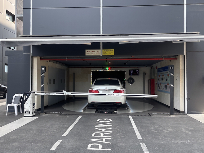 지난 6일(현지시간) 태국 방콕 한 공동주택의 주타차워에 차량이 주차되고 있다. 턴테이블에 차를 대면 바닥에서 로봇 2대가 네 바퀴를 들어올려 주차한다. [방콕 = 이윤식 기자]