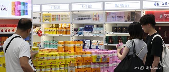 서울시내 한 대형마트 건강식품코너에서 고객이 건강기능식품 상품을 살펴보고 있다./사진=[서울=뉴시스] 김금보 기자