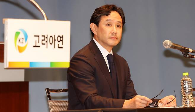 [서울=뉴시스]  = 최윤범 고려아연 회장이 13일 오후 서울 중구 대한상공회의소에서 열린 기자회견에 참석해 있다.