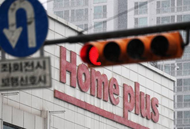 홈플러스가 법정관리를 신청한 가운데 매장 운영권이 있는 건설업체들의 임대료 지연 지급 리스크가 부상하고 있다. 사진은 지난 4일 오전 서울 영등포구 홈플러스 영등포점 모습. /사진=뉴스1