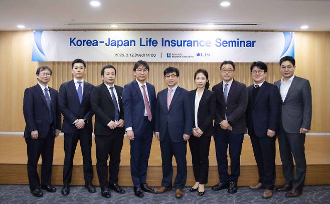 일본생명보험과 한국 생보사들이 만나 요양산업 전망에 대해 논의했다. 왼쪽부터) Kawaji Tetsuya 사무총장(OLICDC), Miyazaki Yusuke 부장(일본생명), Hara Tadashi 부장(일본생명), Yonekura Tsukasa 회장(OLICDC), 김철주 회장(생명보험협회), 양희석 변호사(NH농협생명), 천승환 상무(생명보험협회), 김기성 부사장(라이나생명), 오상택 상무(삼성생명)./사진=생보협회