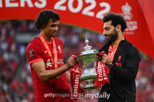 리버풀 트렌트 알렉산더 아놀드와 모하메드 살라./게티이미지코리아