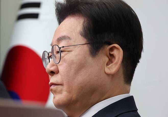 이재명 더불어민주당 대표가 12일 서울 여의도 국회에서 열린 최고위원회의에 참석, 박찬대 원내대표의 발언을 듣고 있다. [연합]