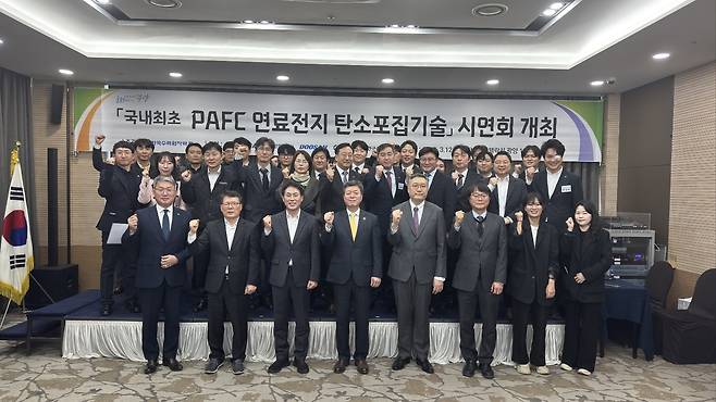 한국수력원자력 관계자들이 12일 전남 광양에서 열린 이산화탄소 포집 기술 개발 시연식에서 기념촬영을 하고 있다. ［한국수력원자력 제공］