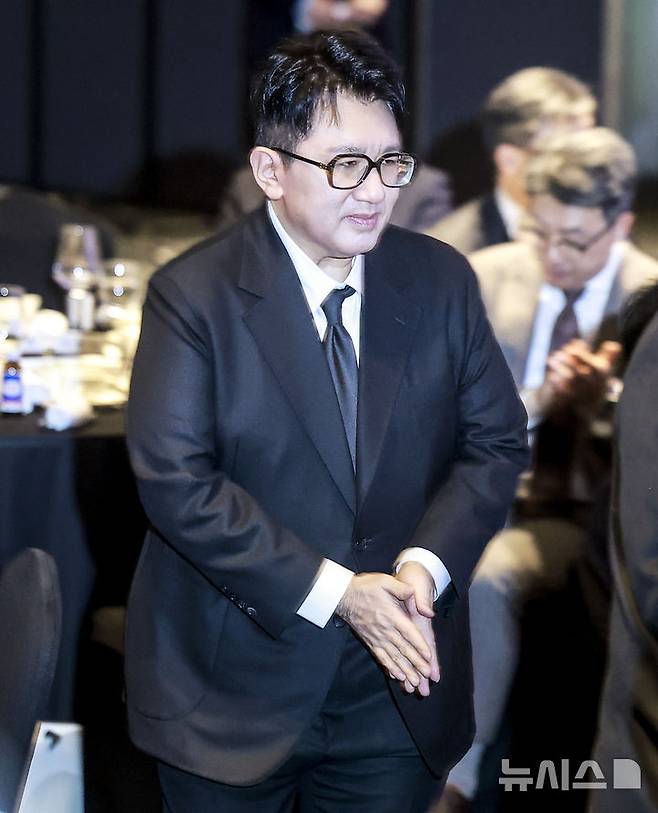 [서울=뉴시스] 정병혁 기자 = 방시혁 하이브 의장이 20일 서울 영등포구 FKI타워에서 열린 한국경제인협회 제64회 정기총회에 참석하고 있다.  2025.02.20. jhope@newsis.com