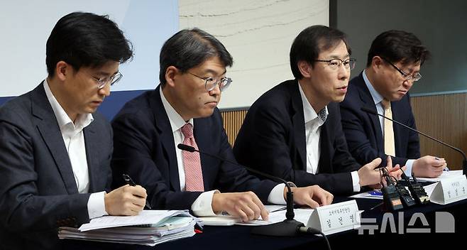 [세종=뉴시스] 강종민 기자 = 정정훈 기획재정부 세제실장이 지난 11일 세종시 정부세종청사에서 유산취득세 도입 방안을 설명하고 있다. 2025.03.12. ppkjm@newsis.com