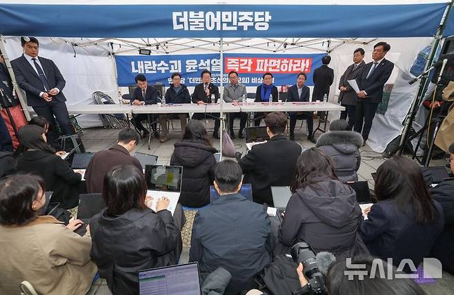 [서울=뉴시스] 황준선 기자 = 이재명 더불어민주당 대표가 12일 서울 종로구 경복궁 앞 천막 농성장에서 열린 국난극복을 위한 시국간담회에서 발언하고 있다. (공동취재) 2025.03.12. photo@newsis.com