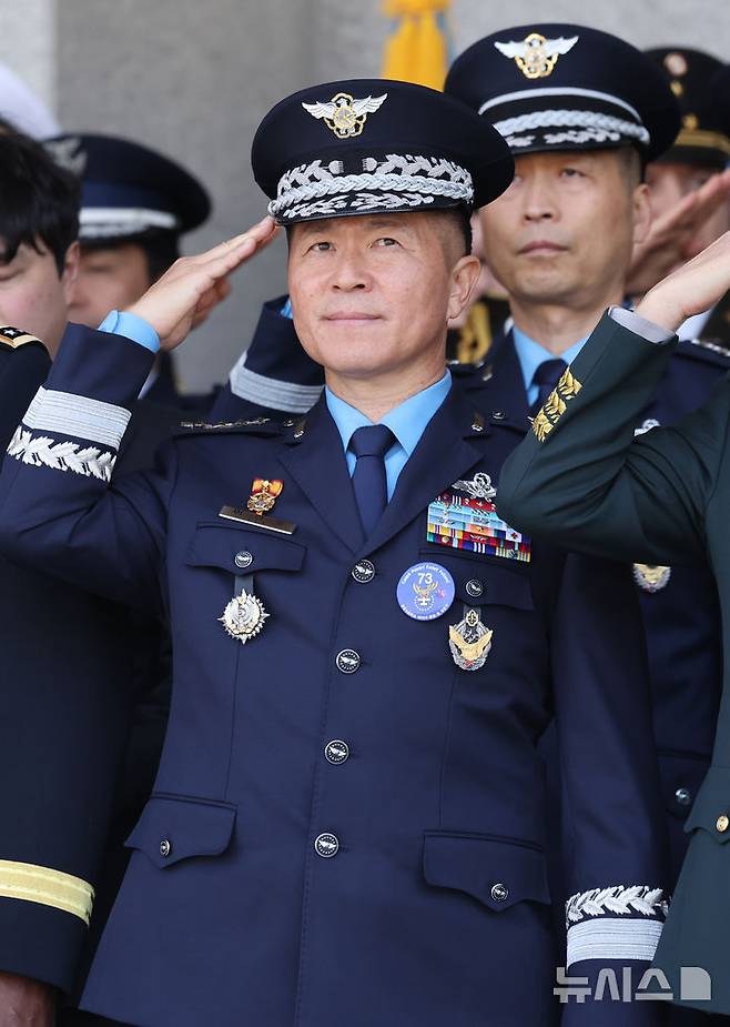 [청주=뉴시스] 조수정 기자 = 이영수 공군참모총장이 12일 청주 공군사관학교에서 열린 제73기 졸업 및 임관식에서 경례하고 있다. (대통령실통신사진기자단) 2025.03.12. chocrystal@newsis.com