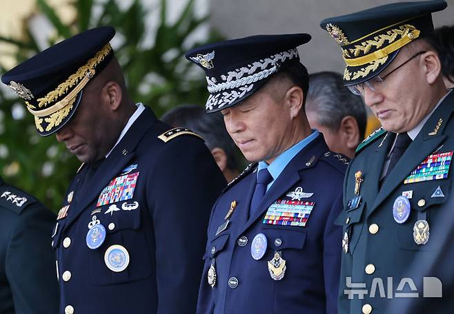 [청주=뉴시스] 조수정 기자 = 이영수 공군참모총장이 12일 청주 공군사관학교에서 열린 제73기 졸업 및 임관식에서 묵념하고 있다. (대통령실통신사진기자단) 2025.03.12. chocrystal@newsis.com