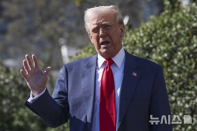 [워싱턴=AP/뉴시스]도널드 트럼프 미국 대통령이 11일(현지 시간) 백악관 사우스론에서 기자들과 대화하고 있다. 2025.03.12.