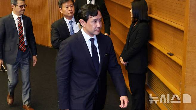 [서울=뉴시스] 추상철 기자 = 최윤범 고려아연 회장이 13일 오후 서울 중구 대한상공회의소에서 '일반공모 유상증자 계획 철회' 등의 내용을 포함한 기자회견을 마친 후 이동하고 있다. 2024.11.13. scchoo@newsis.com