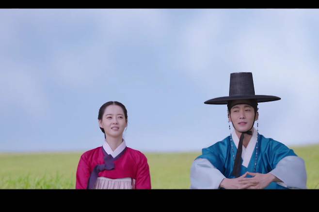 배우 고아라는 이번 촬영을 통해 전국을 다녔다고 떠올렸다. 그는 "전라도, 강원도, 경상도 안 가본 곳이 없을 정도로 다양한 지역에서 촬영했다"며 "거리가 다소 멀어 힘들었지만 그림이 잘 나와 보는 재미가 있을 것"이라고 자신했다. 티빙 제공