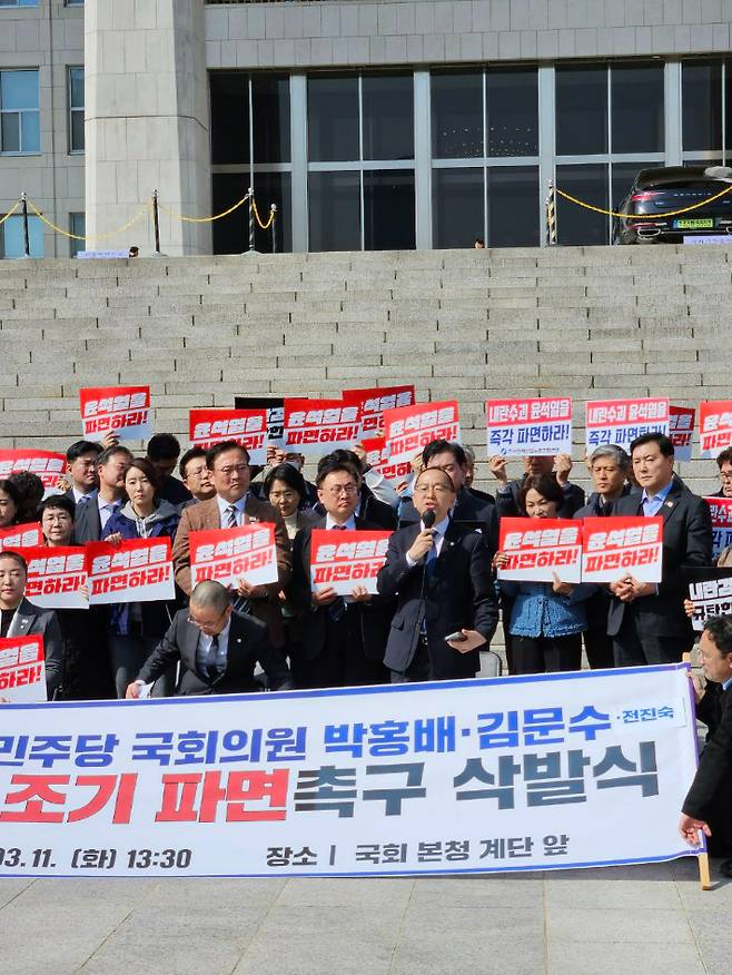 김문수 의원이 삭발 후, 동료 의원들과 함께 발언하고 있다. 김문수 의원실 제공