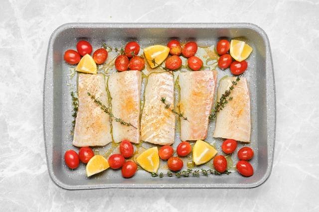 올리브유를 두르고 구운 생선과 방울토마토. 이미지투데이