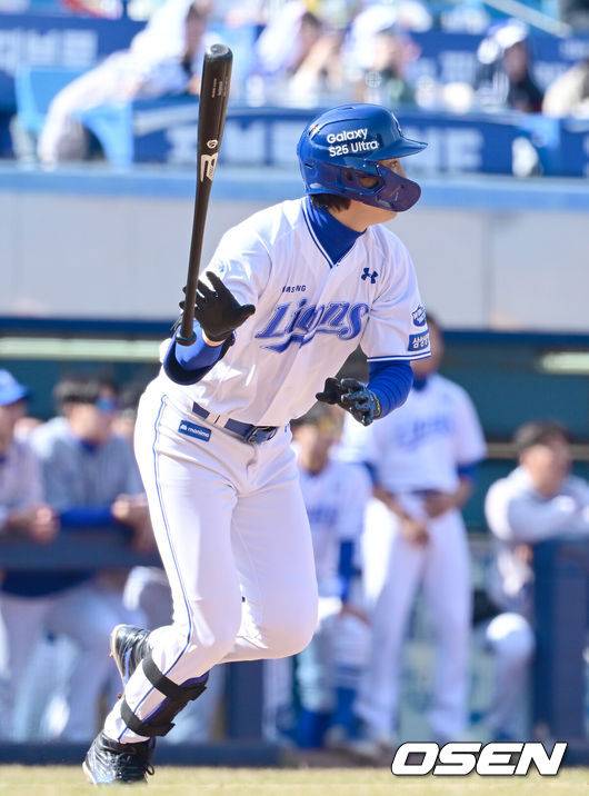 [OSEN=대구, 김성락 기자] 11일 오후 대구 삼성라이온즈파크에서  2025 신한 SOL뱅크 KBO 리그 시범경기 삼성 라이온즈와 두산 베어스의 경기가 열렸다.KBO리그 10개 구단은 오는 18일까지 시범경기 10경기를 소화한다. 2025시즌 개막전은 오는 22일 개최된다. 개막전 매치업은 LG-롯데(서울 잠실구장), KIA-NC(광주-기아챔피언스필드), SSG-두산(인천 SSG랜더스필드), KT-한화(수원 KT위즈파크), 삼성-키움(대구 삼성라이온즈파크)이다.5회말 2사 1, 3루 삼성 구자욱이 역전 1타점 적시타를 날리고 있다. 2025.03.11 / ksl0919@osen.co.kr