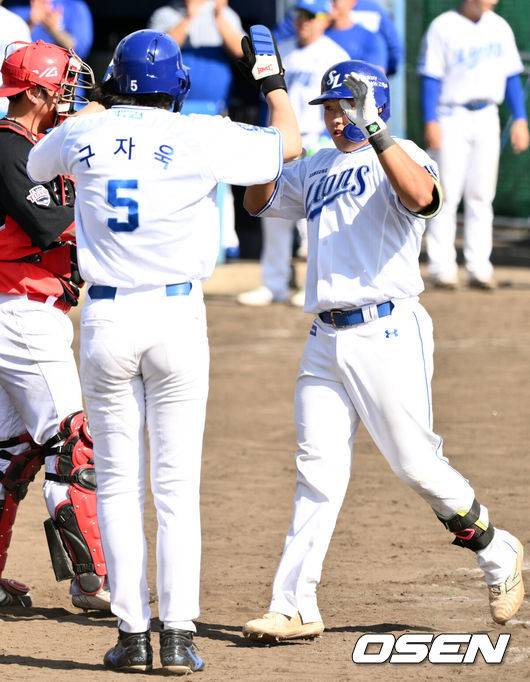 [OSEN=오키나와(일본), 조은정 기자]2일(한국시간) 일본 오키나와 온나손 아카마 구장에서 삼성 라이온즈와 KIA 타이거즈의 연습경기가 열렸다.삼성 선발은 후라도, KIA는 올러를 선발 투수로 내세웠다.7회말 1사 1,2루 삼성 김도환이 달아나는 3점 홈런을 날린 뒤 구자욱과 기뻐하고 있다. 2025.03.02 /cej@osen.co.kr