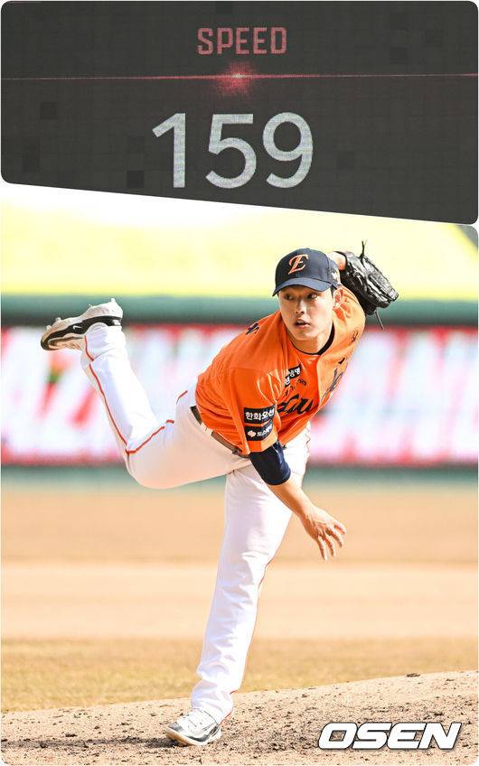 [OSEN=인천, 박준형 기자] 11일 오후 인천 SSG랜더스필드에서 ‘2025 신한 SOL BANK KBO리그’ SSG 랜더스와 한화 이글스의 시범경기가 진행됐다.이날 SSG은 정동윤을, 한화는 와이스를 선발투수로 내세웠다. 6회말 한화 문동주가 역투하고 있다. 최고구속 159 Km/h  2025.03.11 / soul1014@osen.co.kr