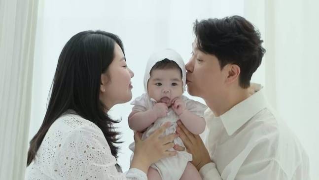 박수홍이 생후 4개월 딸 재이와 함께한 첫 번째 가족사진을 공개했다.&nbsp;KBS 2TV ‘슈퍼맨이 돌아왔다’ 갈무리