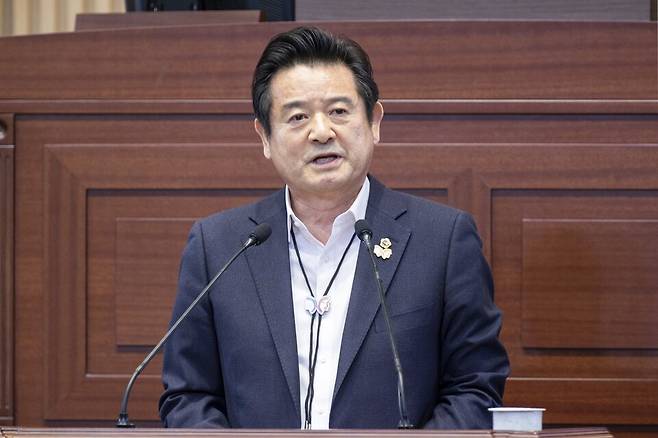 이칠구 경북도의원이 11일 본회의에서 포항 영일만대교 건설사업 착공지연에 대해 질의하고 있다. ⓒ경북도의회