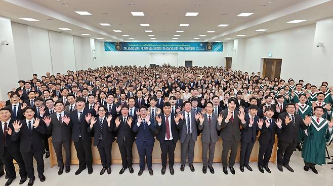 11일 화성특례시 남양읍에 위치한 ‘화성남양 하나님의 교회’ 헌당식이 거행됐다. 화성남양읍과 인근에서 온 신자, 축하객 약 1000명이 참여해 기쁨을 나누었다.