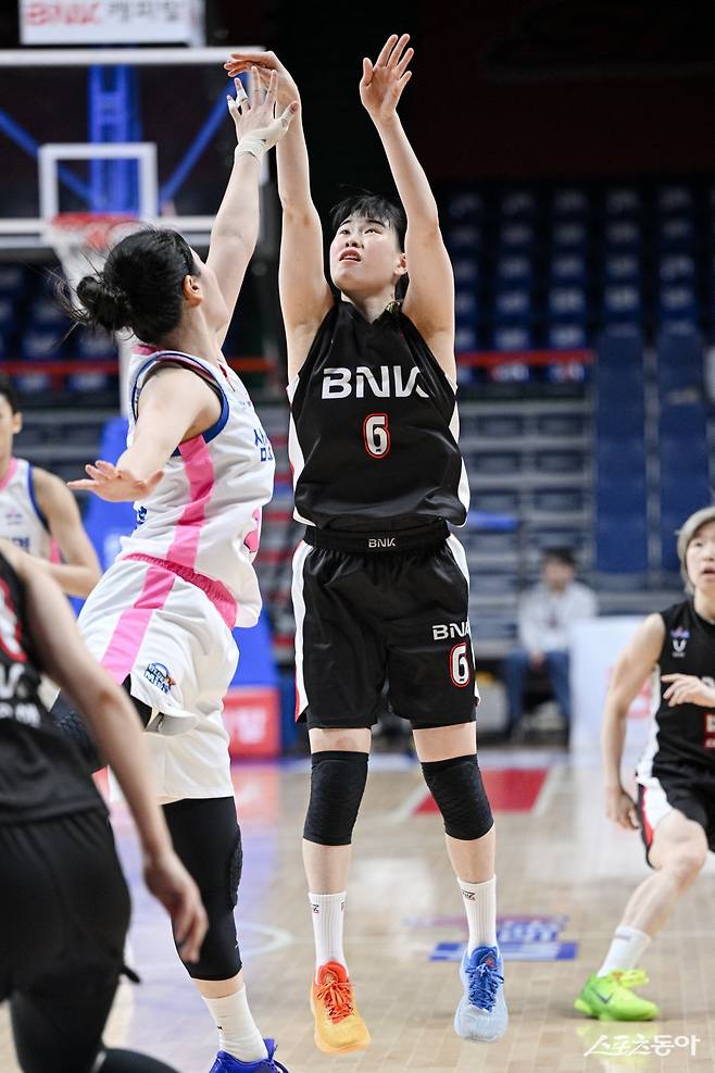 BNK 이소희(6번)가 11일 사직체육관에서 열린 삼성생명과 4강 PO 5차전 도중 슛을 시도하고 있다. PO 5경기를 통해 최상의 컨디션과 공격력을 회복한 이소희가 BNK의 창단 첫 우승에 앞장선다. 사진제공｜WKBL