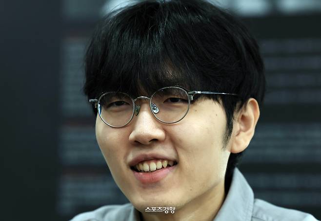 한국 바둑 최강자 신진서 9단이 10일 서울 성동구 한국기원에서 본지와 인터뷰를 하고 있다.      서성일 선임기자