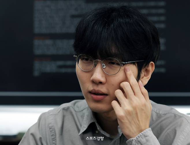 한국 바둑 최강자 신진서 9단이 10일 서울 성동구 한국기원에서 본지와 인터뷰를 하고 있다. 서성일 선임기자