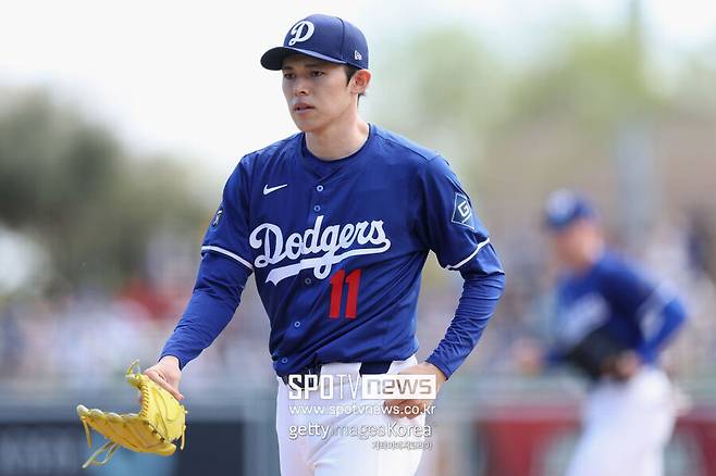 ▲ LA 다저스의 일본산 괴물투수 사사키 로키는 한국시간으로 12일 클리블랜드 가디언스와의 시범경기에서 선발투수로 나와 최고 구속 157km에 달하는 빠른 공을 과시했다.