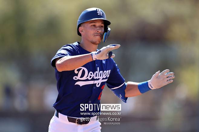 ▲ LA 다저스의 한국계 유틸리티 플레이어 토미 에드먼이 한국시간으로 12일 클리블랜드 가디언스와의 시범경기에서 1회말 좌월 2점홈런을 터뜨리고 세리머니를 펼치고 있다.