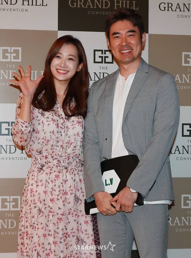 조충현, 김민정 아나운서 부부가 7일 오후 서울 강남구 한 예식장에서 열린 17세 차 연상연하 커플 가수 미나(본명 심민아)와 류필립의 결혼식에 참석해 포즈를 취하고 있다. /사진=이동훈 기자 /사진=이동훈 기자 photoguy@