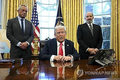 행정명령에 서명한 뒤 언론과 문답하는 트럼프 미국 대통령 [워싱턴 AP=연합뉴스. 재판매 및 DB 금지]