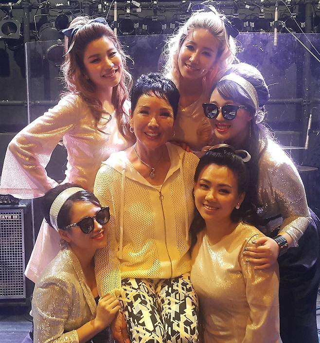 이난영의 딸, 김시스터즈의 리더 김숙자(가운데) 내한 공연 [연합뉴스 자료사진]