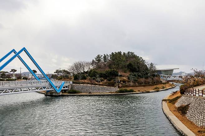 삼학도 공원 조성사업으로 만든 수로와 다리 [사진/백승렬 기자]