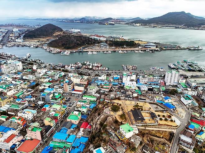 목포진 쪽에서 촬영한 삼학도와 목포항 전경 [사진/백승렬 기자]