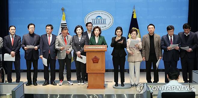 헌재에 2차 탄원서 제출하는 국민의힘 의원들 (서울=연합뉴스) 김주성 기자 = 국민의힘 의원들이 12일 서울 여의도 국회 소통관에서 기자회견을 열고 헌법재판소에 2차 공개탄원서를 제출하기에 앞서 윤석열 대통령 탄핵 심판 과정의 절차적 하자 등을 주장하고 있다. 2025.3.12 utzza@yna.co.kr