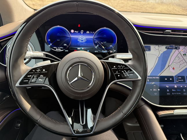 메르세데스-마이바흐 EQS SUV 운전대./사진=백유진 기자 byj@