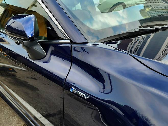 토요타 캠리 하이브리드에 ‘HEV’ 로고가 붙어 있다. (사진=이다원 기자)