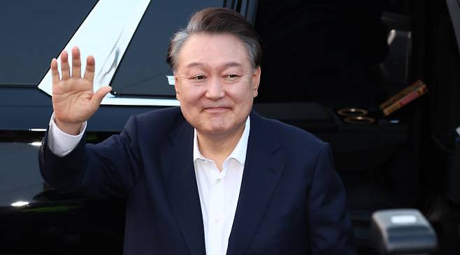 지난 8일 서울구치소에서 석방된 윤석열 대통령이 서울 한남동 관저 앞에 도착, 차량에서 내려 지지자들을 향해 인사하고 있다.(사진=연합뉴스 제공)