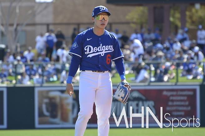 (다저스 김혜성이 2025 메이저리그 스프링캠프 경기에 유격수로 선발 출전해 수비를 하고 있다)